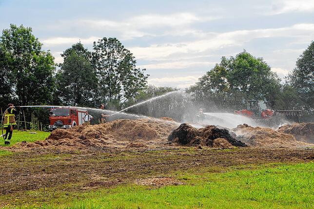 Bild 20: Scheune brennt: Bilder vom Großeinsatz der Feuerwehr in Bernau-Goldbach