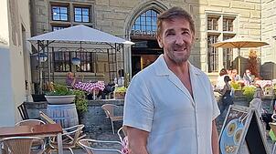 Mark Keller steht vor dem Rathauscafé an der Hofstatt in Überlingen, in dem er am Freitag, 2. Mai, sein neues Album präsentiert.