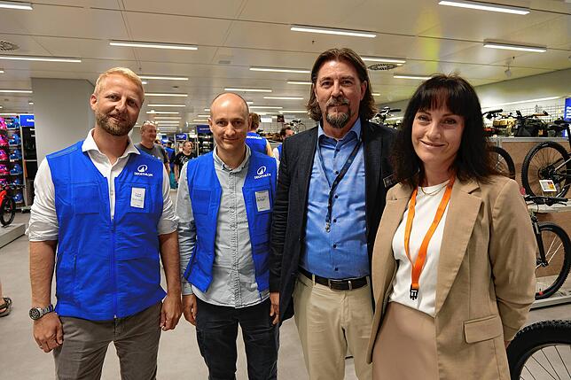Decathlon-Manager Stefan Kaiser und Artur Borsuk und Galeria-Verantwortliche Thomas Adams und Kathrin Dohle (v. li.) im Untergeschoss ...
