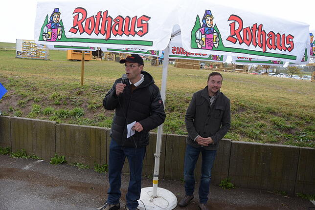 Bürgermeister Stefan Dorfmeister und der neugewählte Bürgermeister Sebastian Stiegeler (von links) bei der Siegerehrung.