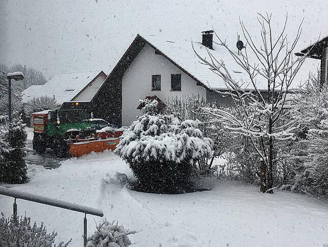 Gut verpackt mit Mund-Nasen-Bedeckung und mit guter Laune kommt der SÜDKURIER auch heute im großen Schneegestöber dank der Zusteller der ...