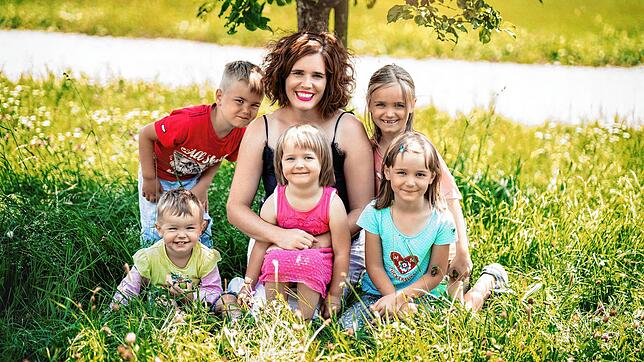 Melanie Emmerich aus Waldshut ist Mama von fünf Kindern. Clara (9), Marlena (7), Paula (6), Jonathan (4) und Fridolin (2,5; von rechts) ...