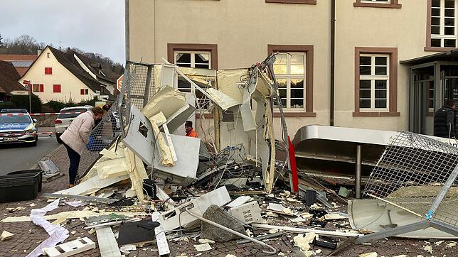 Als unbekannte Täter am 31. Januar 2023 ein Geldautomat in Lörrach-Hauingen sprengen, bleibt ein Bild der Zerstörung zurück. Immer ...