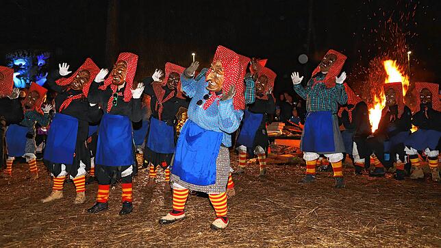 Die Wollmatinger Riedhexen haben die fasnachtsfreie Zeit überstanden und sind wieder putzmunter! Das beweisen sie beim Hexentanz im Uniwald.