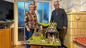Erika und Hans-Claus Heizmann neben der letzten Krippe, die Otto Heizmann gebaut hat.