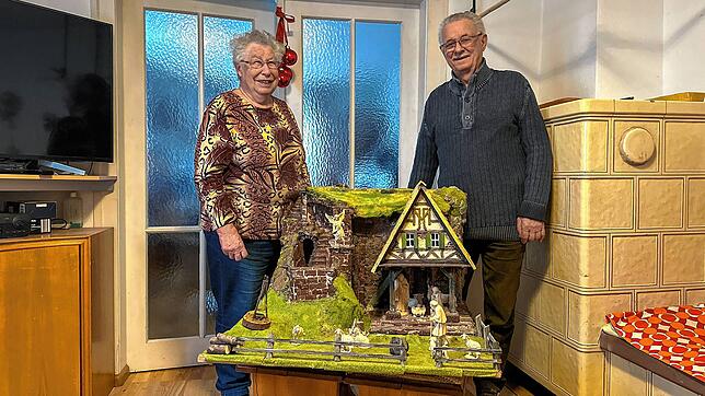 Erika und Hans-Claus Heizmann neben der letzten Krippe, die Otto Heizmann gebaut hat.