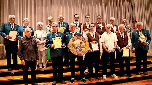Von der Ehrung Klein-Silber des Vereins bis zur Ehrennadel des Landes Baden-Württemberg reichen die Ehrungen, die anlässlich des ...