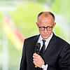 08.05.2025, Berlin: Bundeskanzler Friedrich Merz (CDU) spricht zu Beginn des Treffens mit dem multilateralen Jugendcamp «Youth4Peace» zu ...