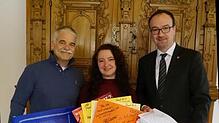 Die Weihnachtsmarkthändler Michael Breuninger und Karin Simmoleit übergeben einen großen Stapel Unterschriften an OB Uli Burchardt. ...