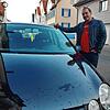 Der 19-jährige Jan Friese aus Hüfingen steht neben seinem frisch gewaschenen Auto, einem schwarzen VW-Polo. Der Wagen ist Baujahr 2004 ...