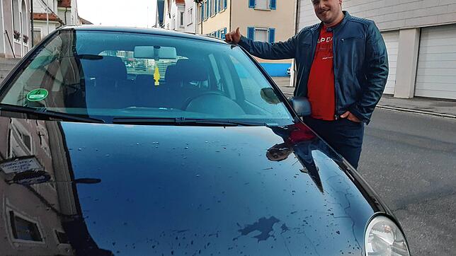 Der 19-jährige Jan Friese aus Hüfingen steht neben seinem frisch gewaschenen Auto, einem schwarzen VW-Polo. Der Wagen ist Baujahr 2004 ...