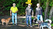 Ein Hundehalter aus Stockach, Bernd Karotsch mit Capo (Mitte) und Frank Karotsch mit Nia laufen oft den Weg an den Bierkellern, der ...