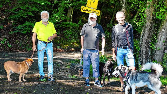 Ein Hundehalter aus Stockach, Bernd Karotsch mit Capo (Mitte) und Frank Karotsch mit Nia laufen oft den Weg an den Bierkellern, der ...