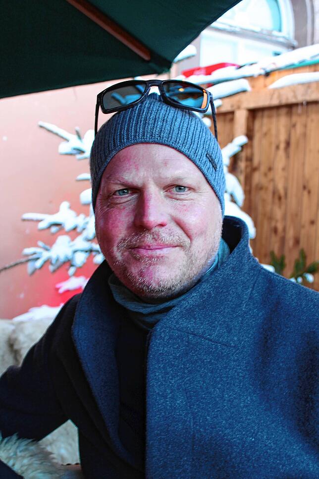 Ulf Stadelbacher aus Düsseldorf ist das zweite Mal da, er sucht eine spezielle Wurst, die er das letzte Mal gekauft hat.