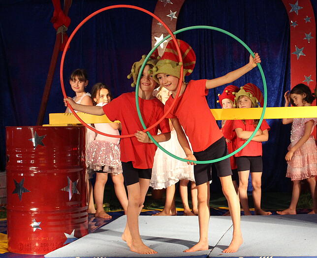320 Kinder aus den Grundschulen Burgberg und Lippertsreute/Deisendorf wirkten mit bei den insgesamt vier Aufführungen des Zirkus Abeba. ...