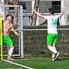 Donaueschingens Max Schneider (links) bejubelt seinen Treffer zum 3:1 beim FC Radolfzell mit Hendrik Hölzenbein.