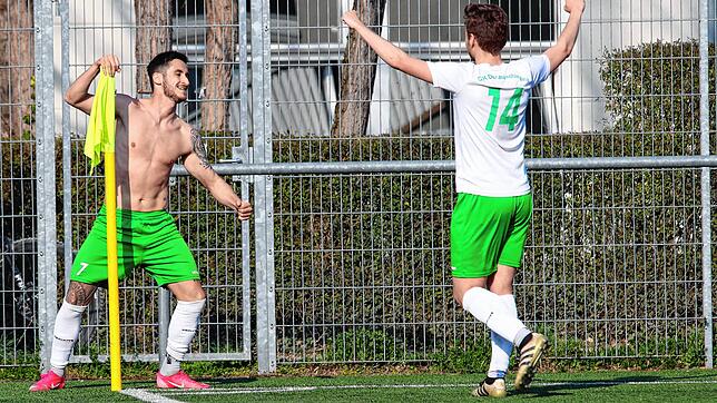 Donaueschingens Max Schneider (links) bejubelt seinen Treffer zum 3:1 beim FC Radolfzell mit Hendrik Hölzenbein.
