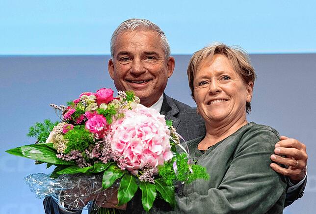 Andere Zeiten: Thomas Strobl, damals Chef der Landes-CDU, gratuliert Eisenmann zu ihrer Wahl als Spitzenkadidatin für die Wahl 2021.