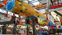 In der Eurofighter-Endmontage bei Airbus DS in Manching. Hier wurde bereits das Cockpit an das Rumpfmittelteil gesetzt. Unter diesem ...