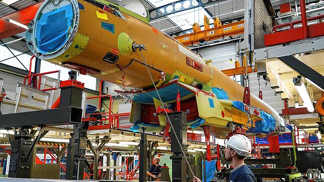 In der Eurofighter-Endmontage bei Airbus DS in Manching. Hier wurde bereits das Cockpit an das Rumpfmittelteil gesetzt. Unter diesem ...