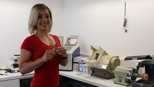 Patricia Romeo verbringt ihren Arbeitstag als Augenoptikerin in Stockach, hier schleift sie gerade Brillengläser und setzt sie in das ...