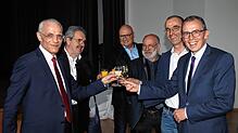 Gemeinsam mit Fritz Link (von links) stoßen der frühere Landtagsabgeordnete Karl Rombach, St. Georgens Bürgermeister Michael Rieger, ...