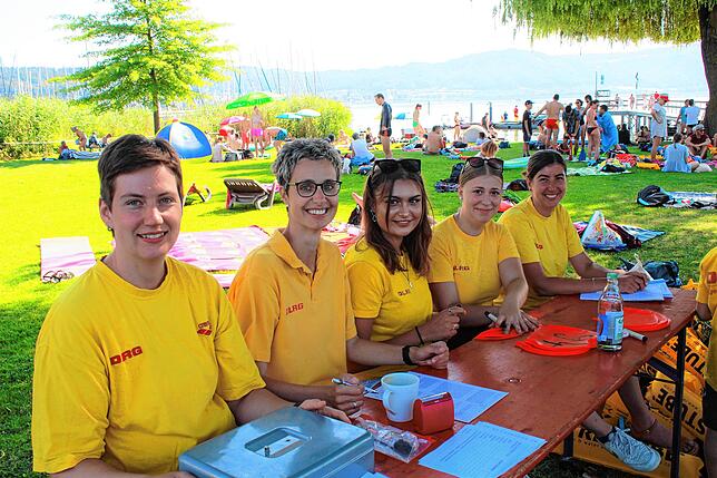 Bettina Leiz, Bianca Brandys, Emily Grundler, Marlene Werner und Laura Koch (von links) freuten sich im Strandbad Bodman über viele ...