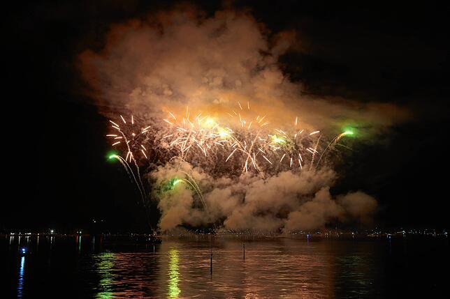 Bild 27: Konstanzer Seenachtfest 2024 - Jetzt knallt's! Das Feuerwerk am Bodensee bringt Zuschauer zum Staunen