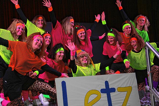Die Hasegilde mit ihrem Auftritt „Letz Dance“ begeistert das närrische Publikum.