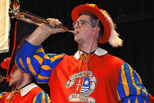 Bevor es für Götz wieder als Ballregisseur hinter die Kulissen geht, eröffnet der Fanfarenzug den Narrenzunftball.