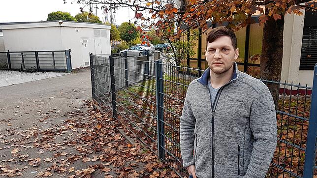 Marco Boxler einige Tage nach seiner Gesichts-OP in der Unisto-Einfahrt, wo er zusammengetreten worden war.