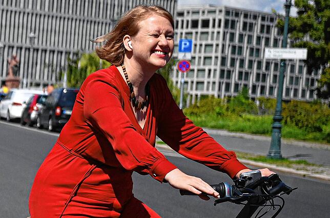 Zufrieden? Familienministerin Lisa Paus (Bündnis 90/Die Grünen) ist Finanzminister Lindner und seinem Wachstums-Chancengesetz in die ...