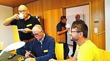 Ralph Dittrich (v.l.), Wolfgang Berndt und Manfred Gabele nehmen sich eines defekten Geräts an. Hinten Wolfgang Haugg bei der ...
