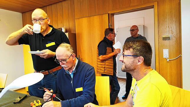 Ralph Dittrich (v.l.), Wolfgang Berndt und Manfred Gabele nehmen sich eines defekten Geräts an. Hinten Wolfgang Haugg bei der ...
