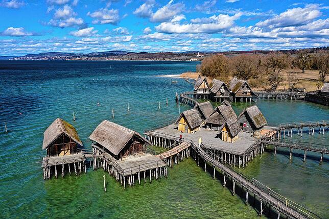 Mitten im Bodensee steht das Pfahlbaumuseum – das älteste archäologische Freilichtmuseum Deutschlands.