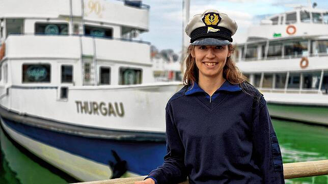 Rahel Meier steht vor ihrem Lieblingsschiff: Die MS Thurgau.
