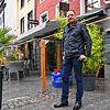 Gastwirt Wolfgang Schrenk vor der &bdquo;Bildergalerie&ldquo; in der Niederen Straße. In den Außenbereich hat er gemeinsam mit dem ...