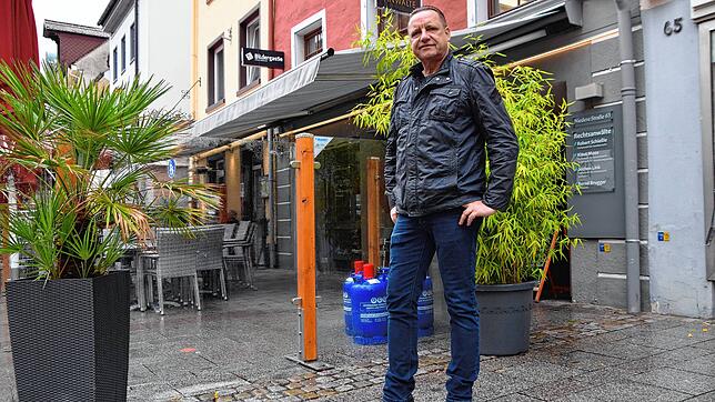 Gastwirt Wolfgang Schrenk vor der &bdquo;Bildergalerie&ldquo; in der Niederen Straße. In den Außenbereich hat er gemeinsam mit dem ...