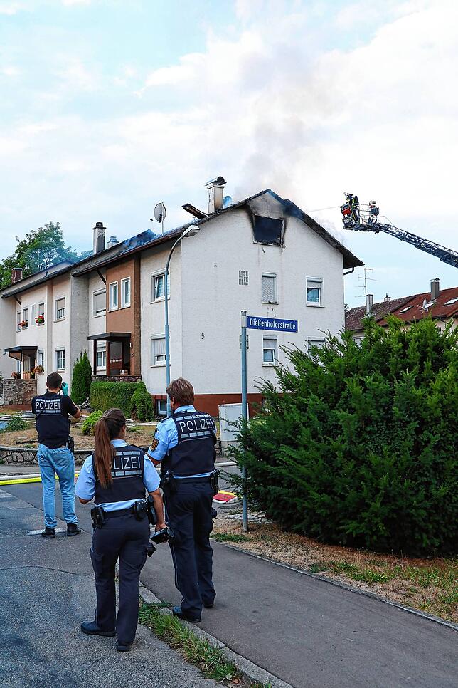 Die Feuerwehr Bräunlingen bekämpft am Mittwochmorgen einen Gebäudebrand in einem Wohngebäude Ecke Dießenhoferstraße/ Gießnaustraße. Der ...