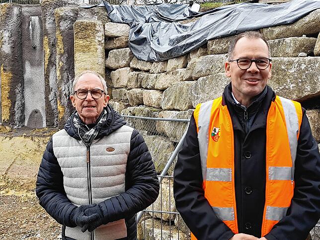 Architekt Wolfgang Riede und Bürgermeister Thorsten Scigliano freuen sich sehr, dass nun endlich der Spatenstich offiziell vollzogen ...