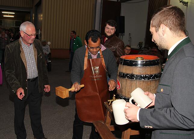 Dass Padre Jorgiano ein Bierfass gut anstechen kann, darüber freut sich Braumeister Fritz Kalb (links) beim Brauereifest der ...