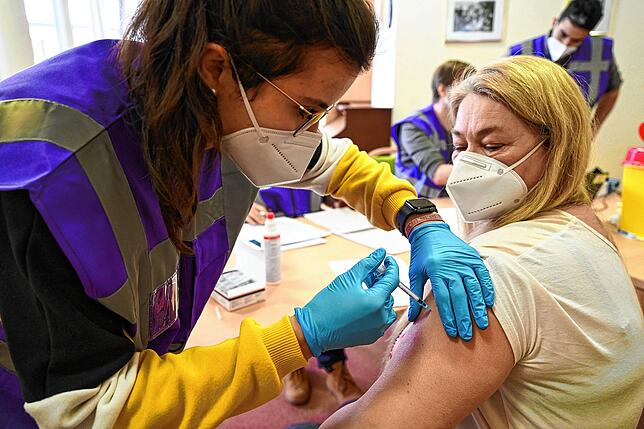 Die Pflegerin Christine Marchese wird von Medizinstudentin Magdalena Bucher vom Zentralen Impfzentrum in Tübingen gegen das Coronavirus ...