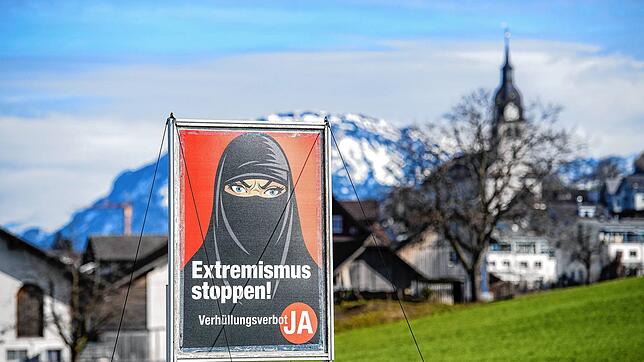 Am 7. März 2021 entscheiden die Schweizer über ein Verhüllungsverbot. Mit Plakaten wie diesen in Buochs (Kanton Nidwalden) wirbt die ...