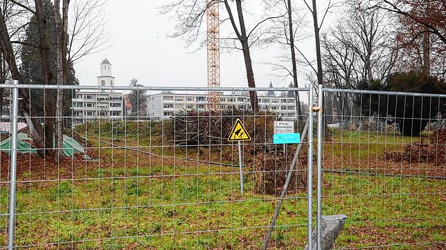 Blick auf die Baustelle im Büdingen-Park Mitte Dezember 2021: Hier soll Ende 2023 ein Gesundheitshotel der Luxusklasse eröffnet werden ...