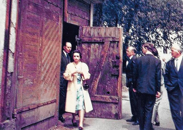 Auf dem Foto aus dem Familienbesitz der Familie Naumann, entsteigt Queen Elizabeth mit Sonnenbrille dem markgräflichen Weinkeller, links ...