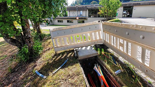 Der Breitbandausbau, wie hier auf Höhe der Immendinger Sporthalle, soll auch in Bereichen der Gemeinde zügig vorangetrieben werden, die ...