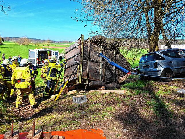 Der Unfall kommt zustande, weil der Anhänger eines Traktors mit einem Auto kollidiert.