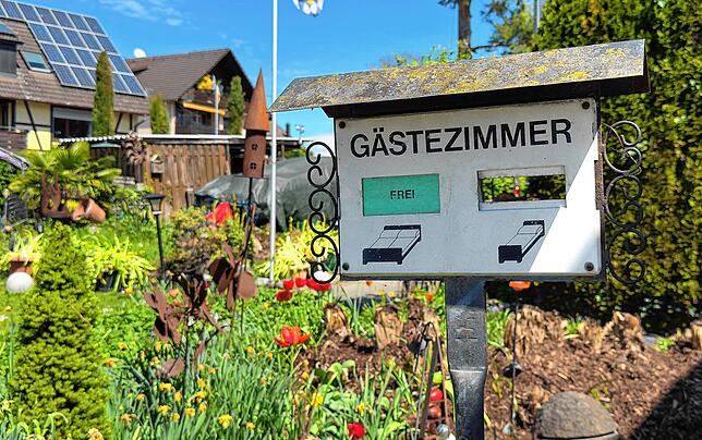 Unterkünfte und Ferienzimmer auf der Höri (hier ein privates Hinweisschild in Hemmenhofen) sorgen immer wieder für Diskussionen und ...