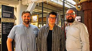 Sie feiern 150 Jahre Foto Hotz: Museumsleiter Julian Windmöller sowie Claudia Rinkenburger, Tochter von Gustav IV. Hotz, und ...