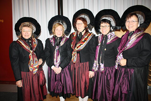 Die Salemer Trachtenfrauen bewirten den Stehempfang. Von links Anneliese Schwarze, Hannis Frick, Anneliese Nägele, Christa Volz und ...